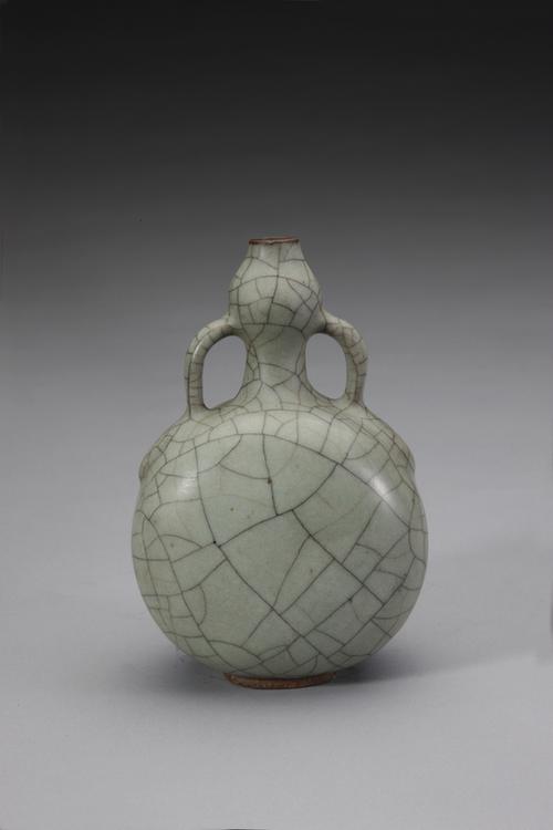 仿哥釉绶带耳扁腹葫芦瓶