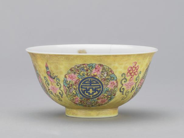 乾隆款珐琅彩黄地团花八吉祥纹碗