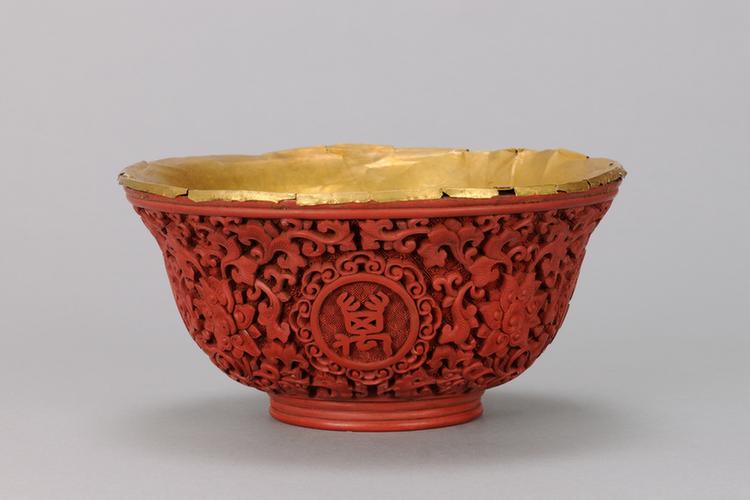 乾隆款剔红长春万岁勾莲纹金里碗