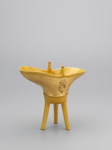 乾隆款黄釉涂金爵