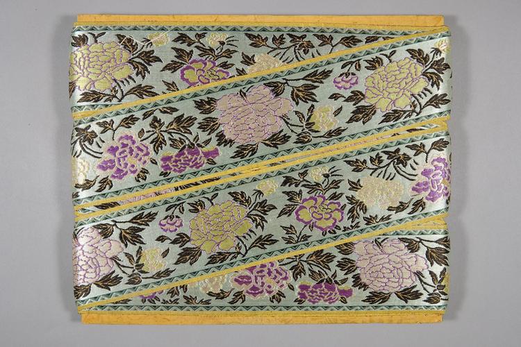 湖色缎地织金水墨浅彩牡丹纹绦