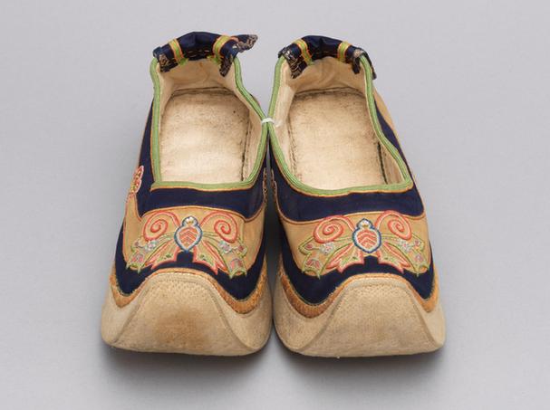 杏黄色缎缉线绣花蝶纹皂鞋