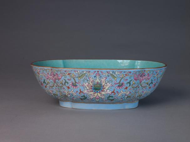 百福楼款蓝地粉彩缠枝莲纹海棠式盆