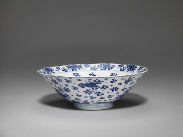成化款青花折枝花纹花口碗