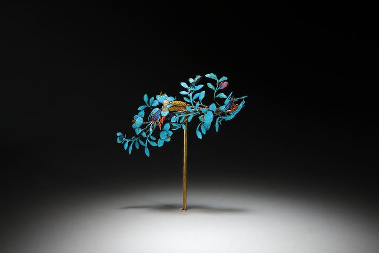 点翠杏林春燕纹头花