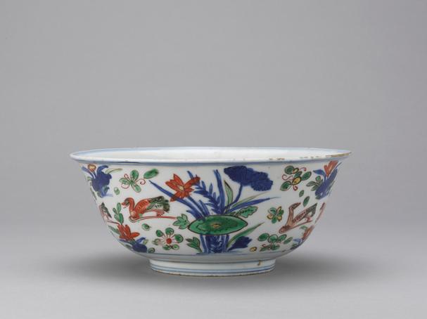 成化款五彩鸳鸯戏莲纹碗