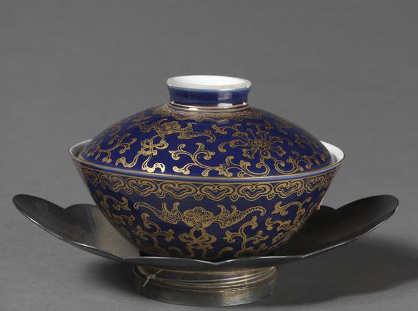 乾隆款蓝地描金盖碗