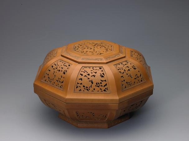 文竹透雕花卉纹八方盒