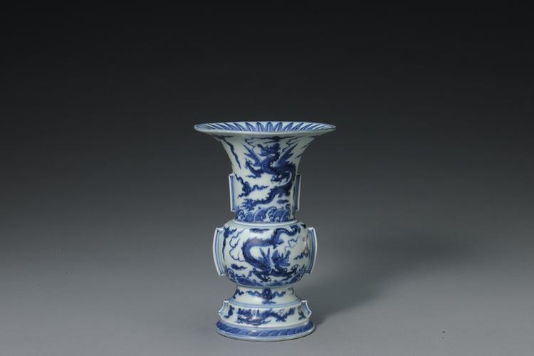 青花云龙纹出戟觚