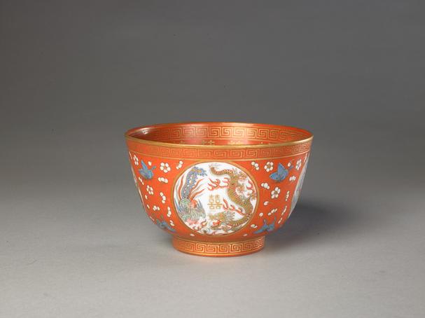 长春同庆款红地粉彩描金“喜”字开光龙凤纹碗