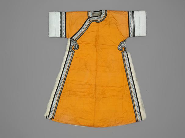 红色缎绣缀砗磲珠璎珞衣