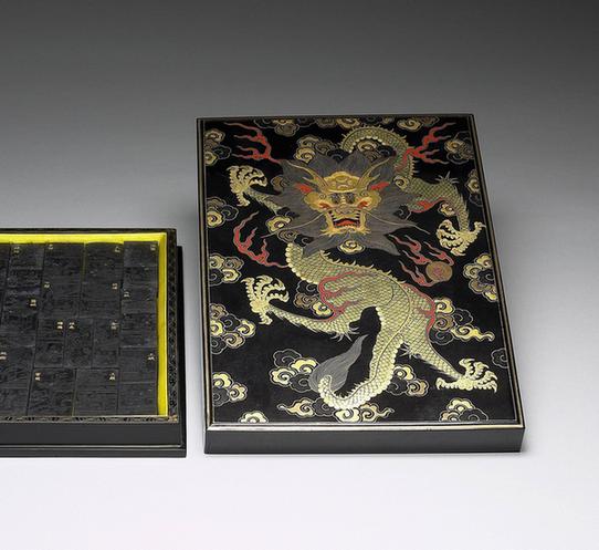 金漆祥龙捧珠纹方盒