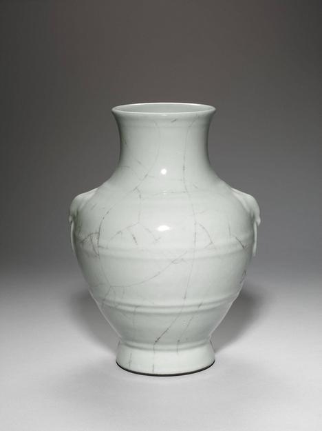 「大清雍正年制款」 仿汝釉青瓷兽面衔环瓶