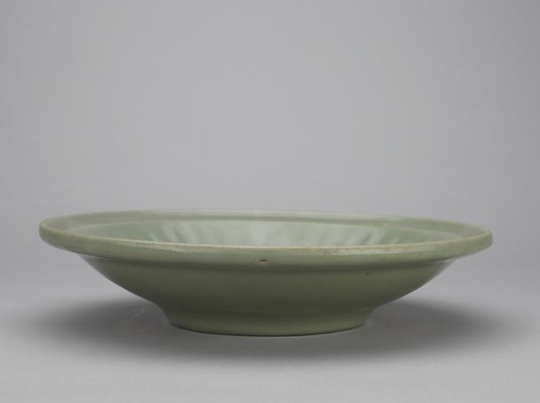 龙泉窑青釉菊瓣盘
