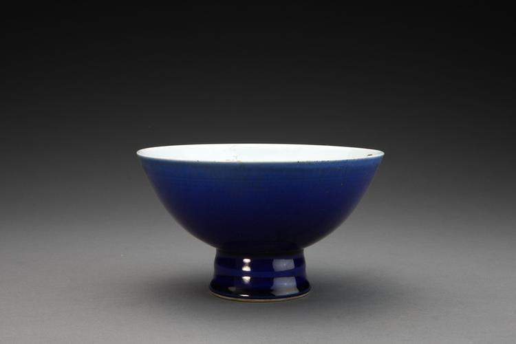 雍正款祭蓝釉高足碗