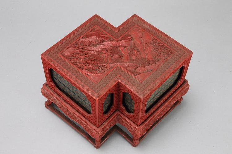 剔红山水人物图带座架方胜式二层套盒