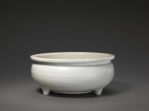 德化窑白釉暗划花纹三足炉