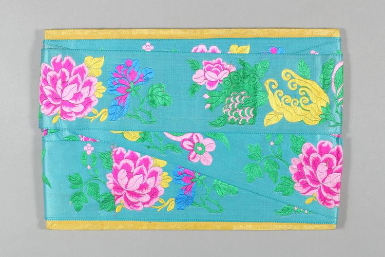 月白色缎地三多牡丹纹绦