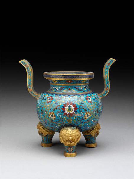 乾隆款掐丝珐琅缠枝莲纹朝冠耳三足炉