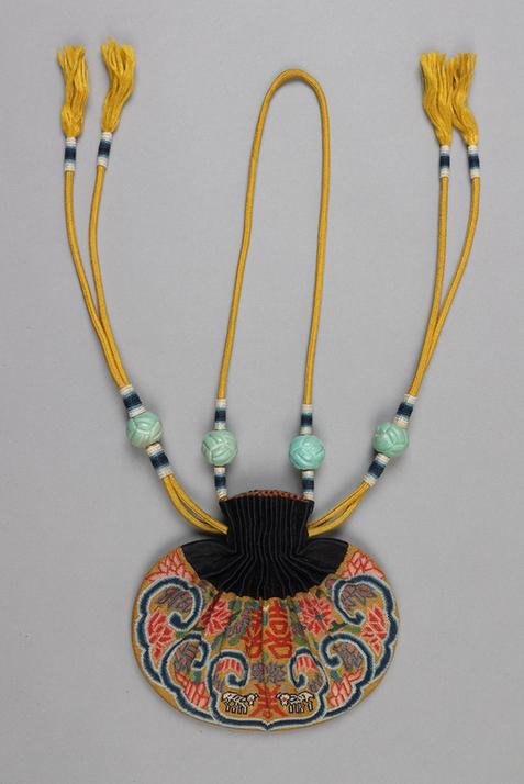 石青色缎口满纳菊花双喜小羊纹腰圆荷包