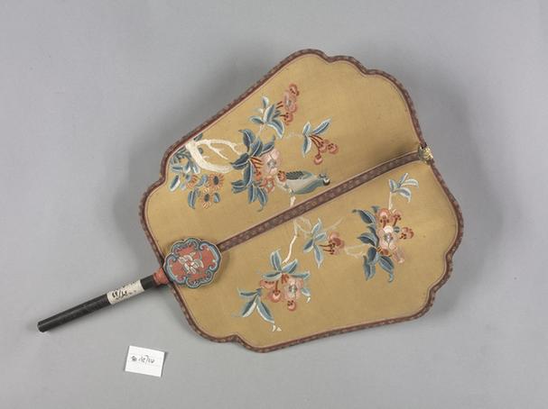 绸绣花鸟图面乌木嵌银丝柄团扇