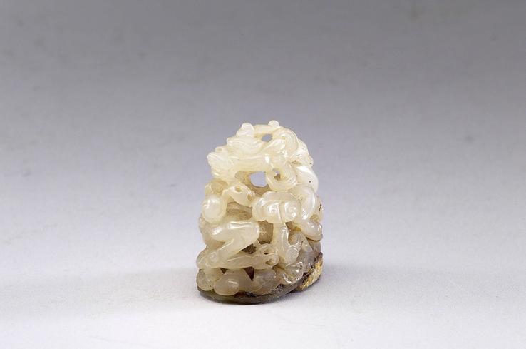 镂雕龙纹玉顶，兽面纹鼎附件