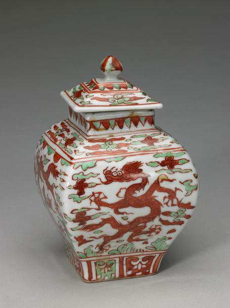 嘉靖款红绿彩云龙纹盖罐
