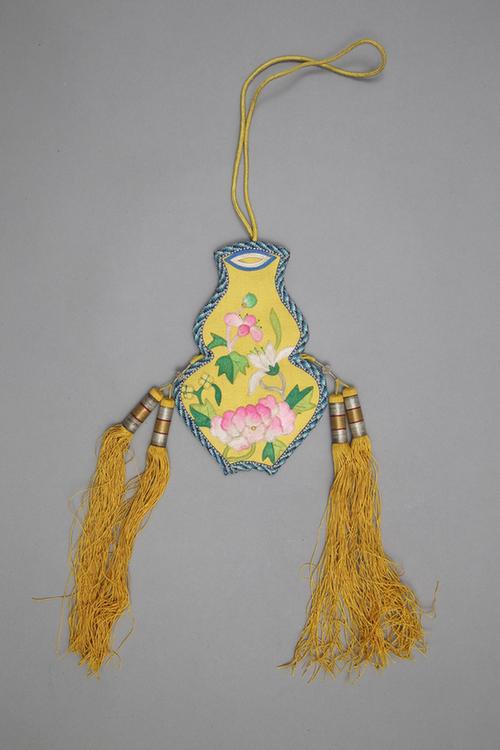 黄色缎钉绫绣玉堂富贵纹活计-槟榔袋