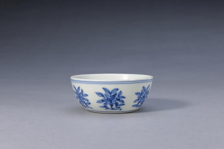 成化款青花卧足碗