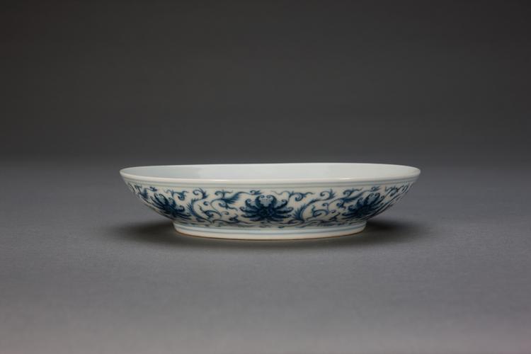 雍正款青花缠枝花卉纹白里盘