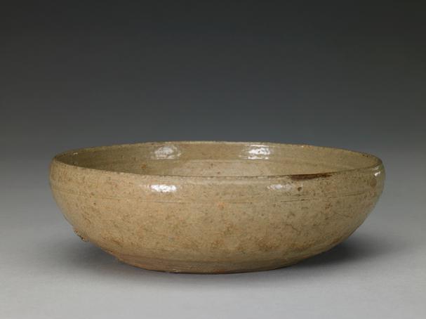 青釉刻花瓣纹圆洗