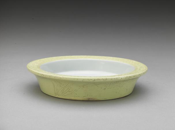 体和殿款黄釉暗刻花篮菊纹奁