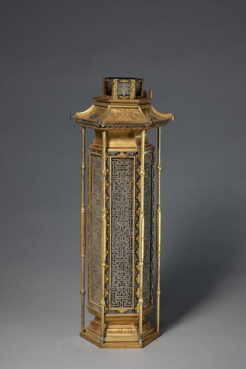 金漆莲蝠纹嵌碧玉塔式六方香筒