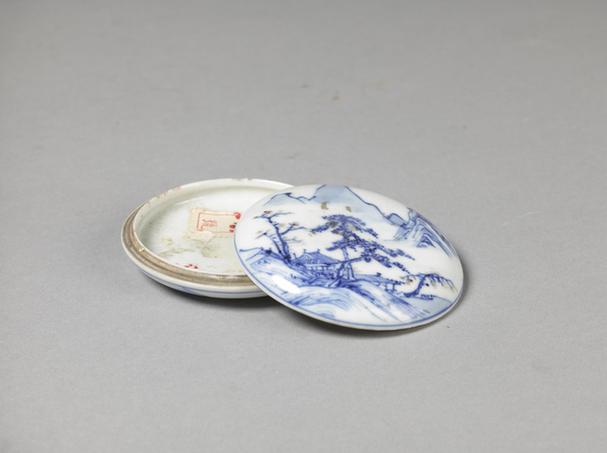 青花山水图印泥盒