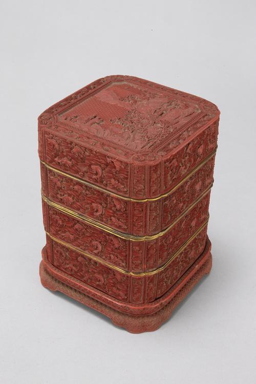 乾隆款剔红山水人物图开光飞鱼纹带座三层方盒