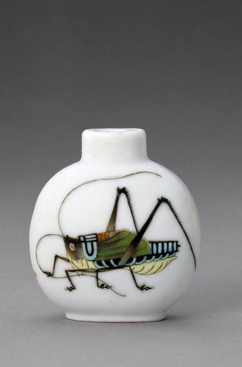 红绿彩蝈蝈纹鼻烟壶