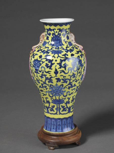 乾隆款黄地青花缠枝莲八吉祥纹象耳瓶