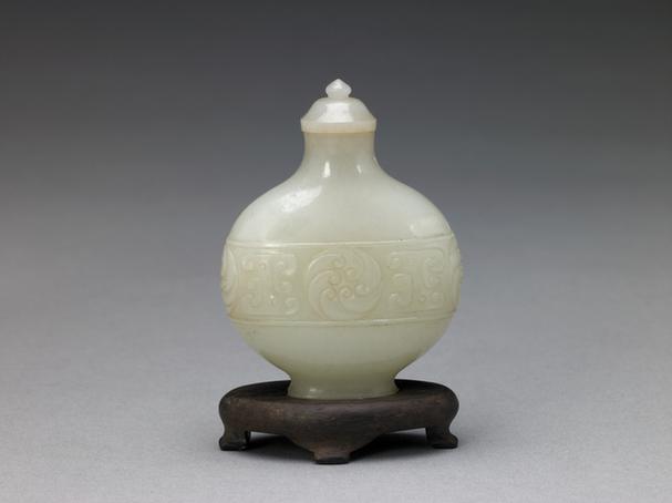 乾隆款白玉勾云纹带盖鼻烟壶