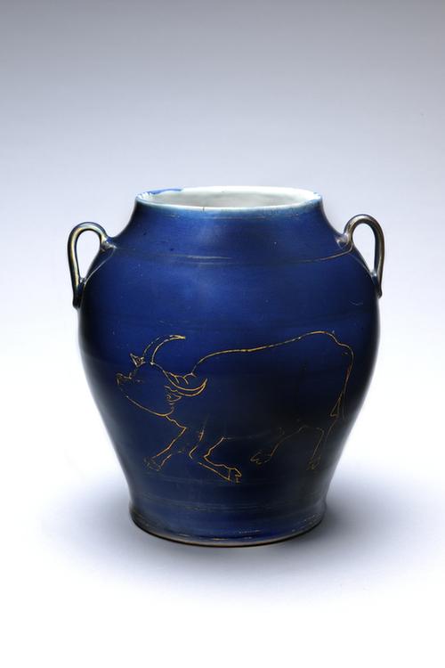 祭蓝釉金彩牛纹双系罐