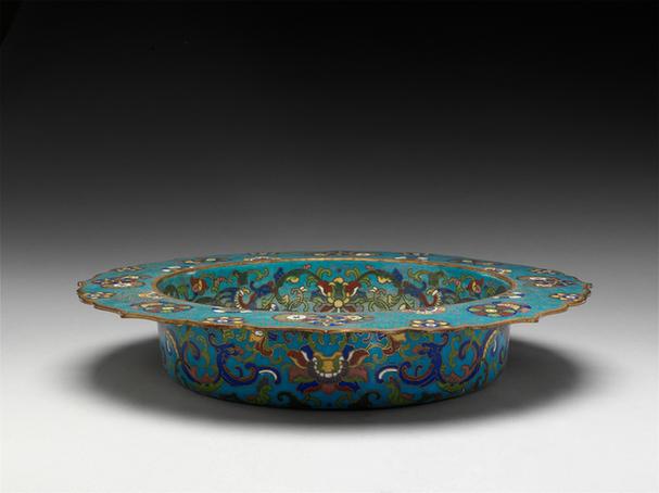 掐丝珐琅团花夔凤纹菱花边洗式盆