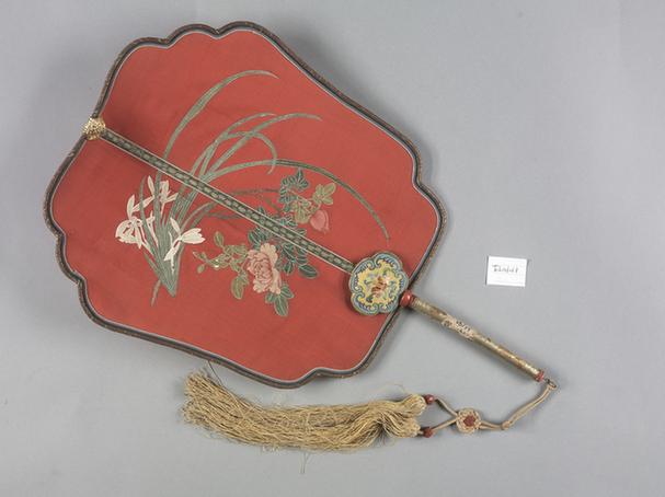 红色绸贴绒花卉图面金漆柄团扇