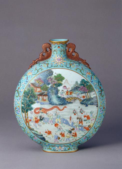 乾隆款绿地粉彩缠枝莲开光婴戏图双耳扁瓶