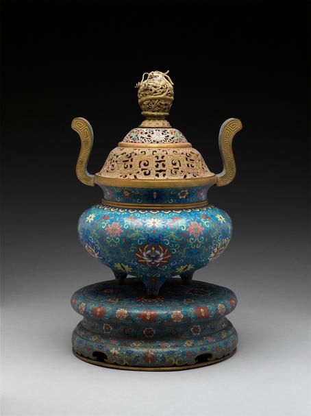 掐丝珐琅缠枝莲纹双耳带座三足盖炉