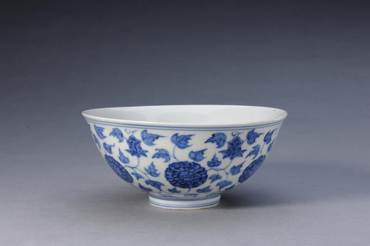 成化款青花缠枝莲纹碗