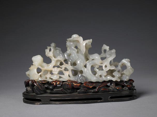 乾隆款墨斑青玉透雕凤鸟松桃梅图山子