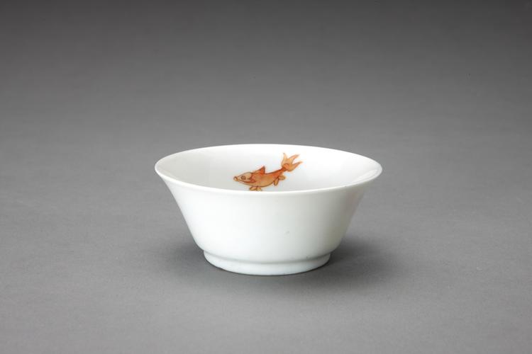 白地矾红彩四鱼纹杯