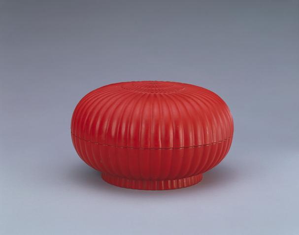 乾隆款脱胎朱漆菊瓣式盒