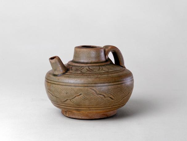 耀州窑青釉刻水波菊瓣纹小执壶