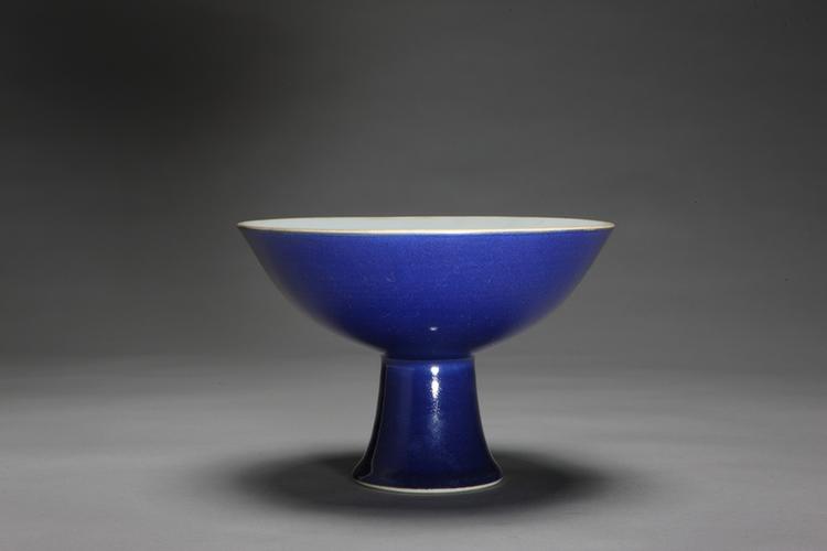 雍正款里白釉外祭蓝釉高足碗