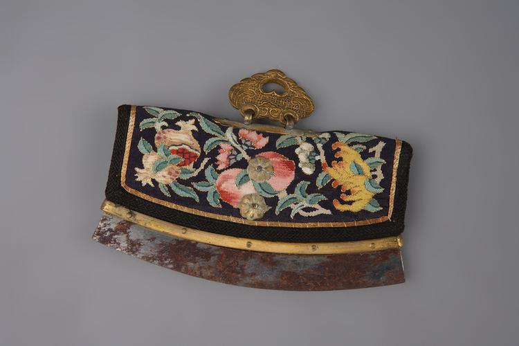 蓝色缂丝三多纹荷包式火燫